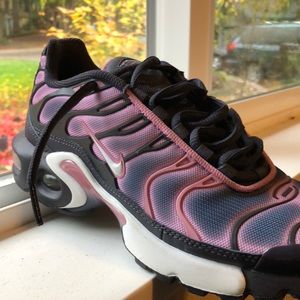 NEWEST Air Max Women’s 7